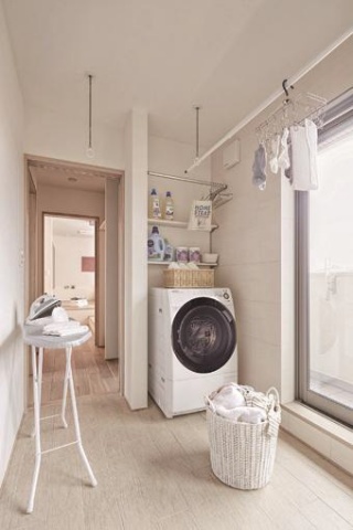 洗濯機のある室内干しスペース「ランドリーサンルーム」。洗う、干すが本フロアでできる
